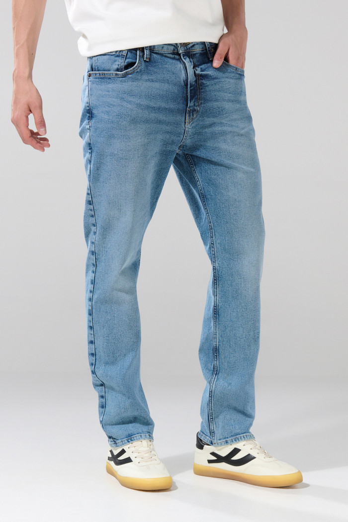 Jean azul medio straight leg con tiro bajo y desgastes