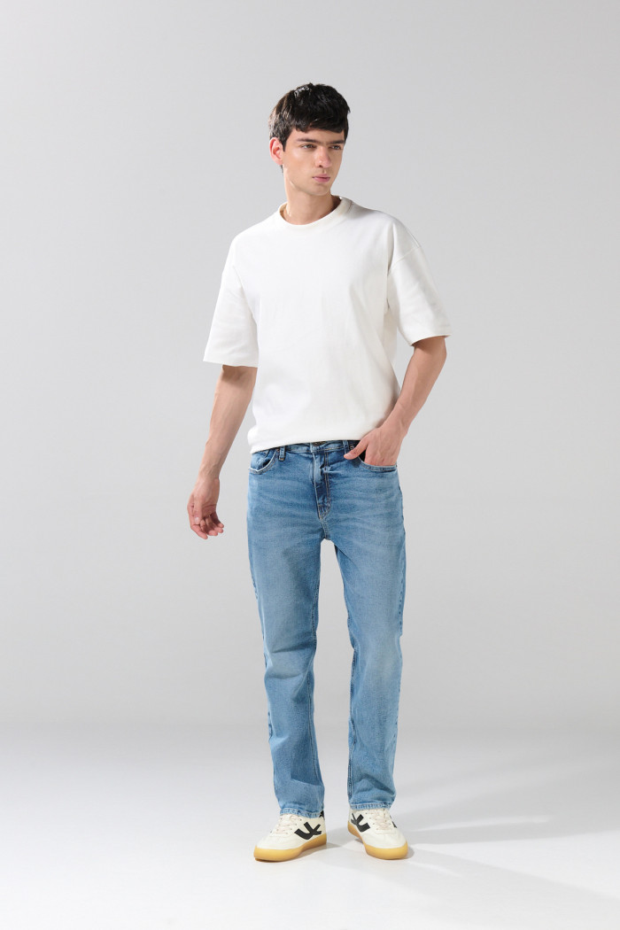 Jean azul medio straight leg con tiro bajo y desgastes