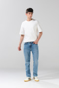 Jean azul medio straight leg con tiro bajo y desgastes