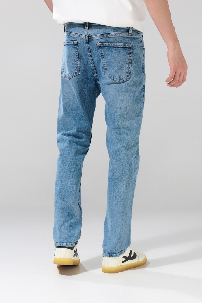 Jean azul medio straight leg con tiro bajo y desgastes