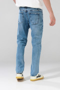 Jean azul medio straight leg con tiro bajo y desgastes