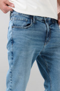 Jean azul medio straight leg con tiro bajo y desgastes