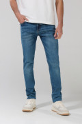 Jean ceñido skinny azul medio con desgastes y tiro bajo