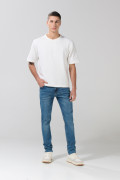 Jean ceñido skinny azul medio con desgastes y tiro bajo