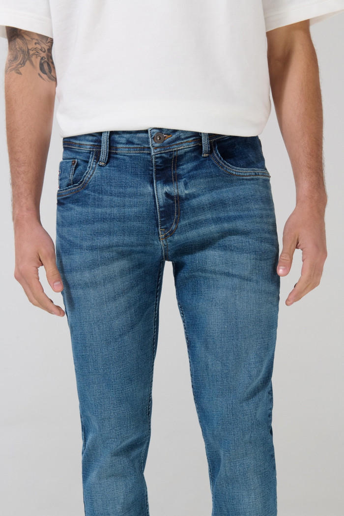 Jean ceñido skinny azul medio con desgastes y tiro bajo