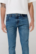 Jean ceñido skinny azul medio con desgastes y tiro bajo