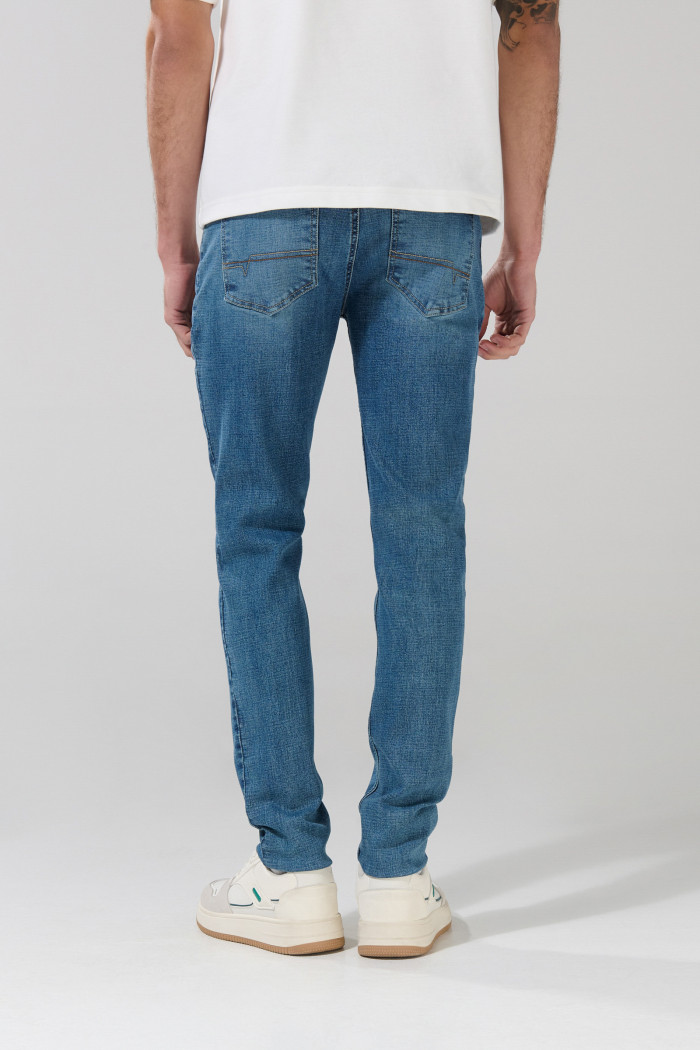 Jean ceñido skinny azul medio con desgastes y tiro bajo