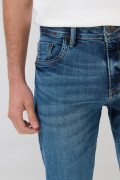 Jean ceñido skinny azul medio con desgastes y tiro bajo