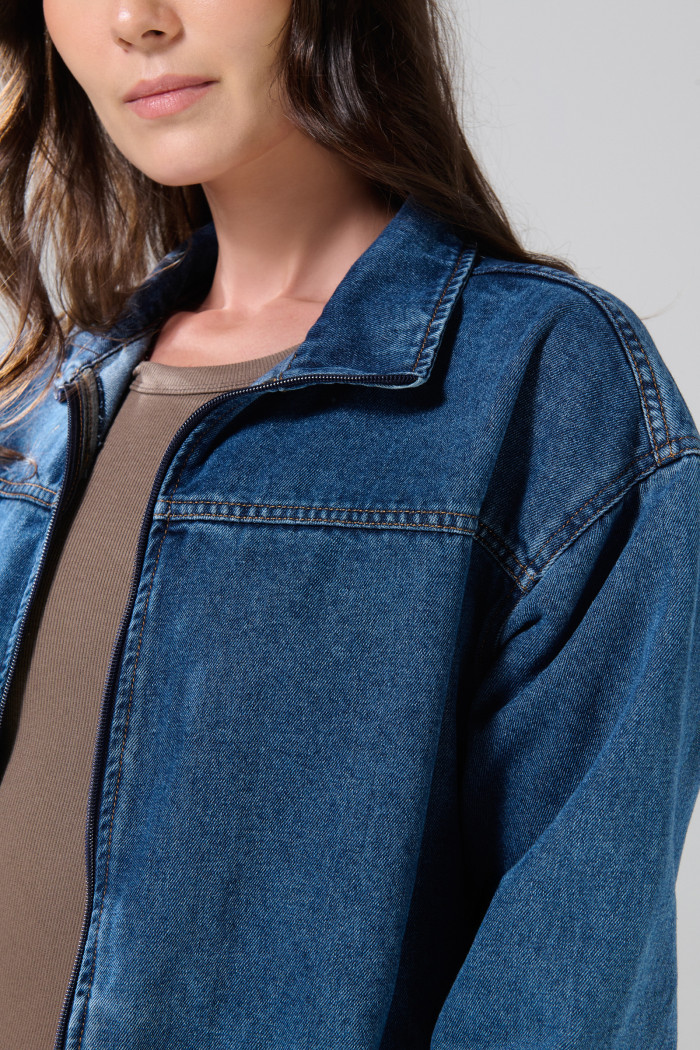 Chaqueta oversize azul medio de jean con cremallera