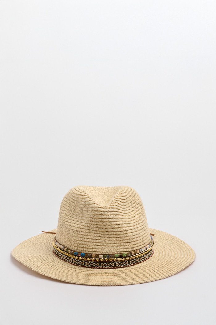 Sombrero crema claro fedora con cinta decorativa tejida