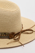 Sombrero crema claro fedora con cinta decorativa tejida
