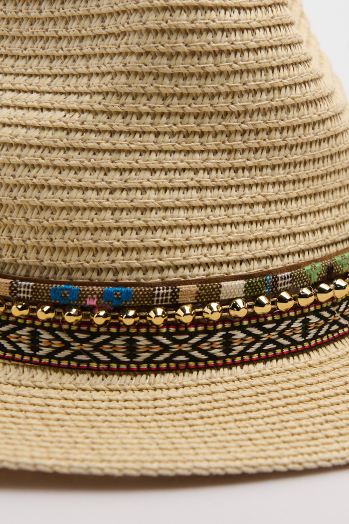 Sombrero crema claro fedora con cinta decorativa tejida