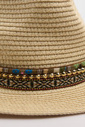 Sombrero crema claro fedora con cinta decorativa tejida