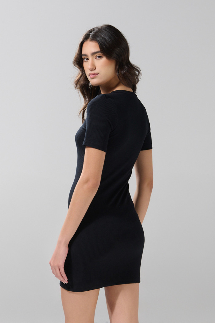 Vestido corto unicolor con finas texturas de canal