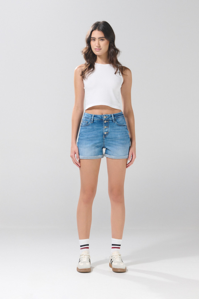Short azul claro de jean con botones metálicos visibles