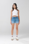 Short azul claro de jean con botones metálicos visibles