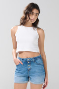 Short azul claro de jean con botones metálicos visibles
