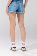 Short azul claro de jean con botones metálicos visibles