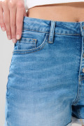 Short azul claro de jean con botones metálicos visibles
