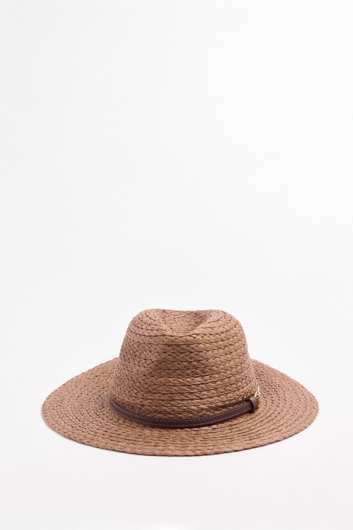 Sombrero café claro tipo fedora con cinto decorativo