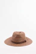 Sombrero café claro tipo fedora con cinto decorativo