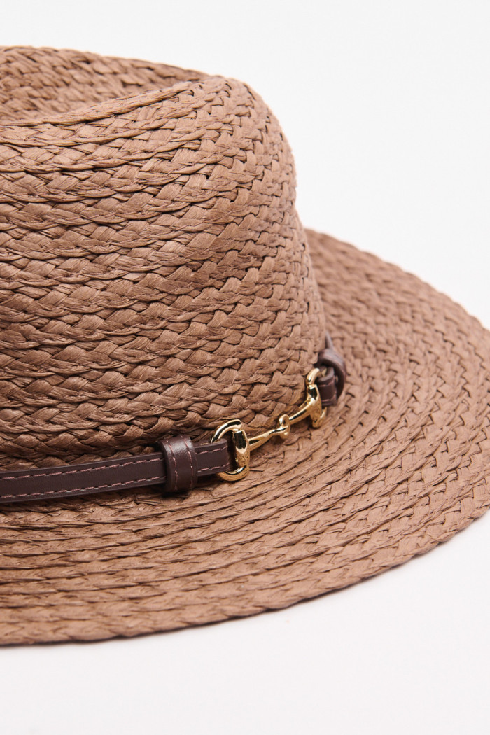 Sombrero café claro tipo fedora con cinto decorativo