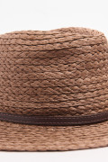Sombrero café claro tipo fedora con cinto decorativo