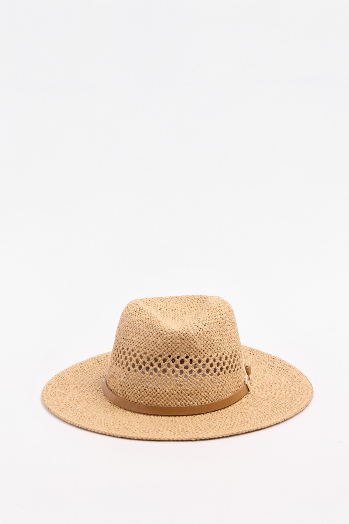 Sombrero Panamá kaki intenso con texturas y cinta decorativa