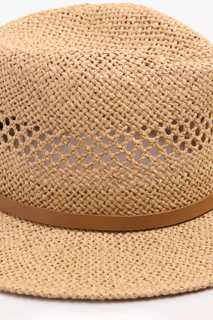 Sombrero Panamá kaki intenso con texturas y cinta decorativa