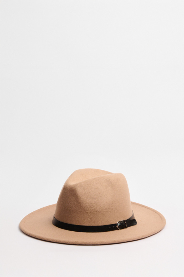 Sombrero kaki medio fedora con correa decorativa negra