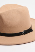 Sombrero kaki medio fedora con correa decorativa negra