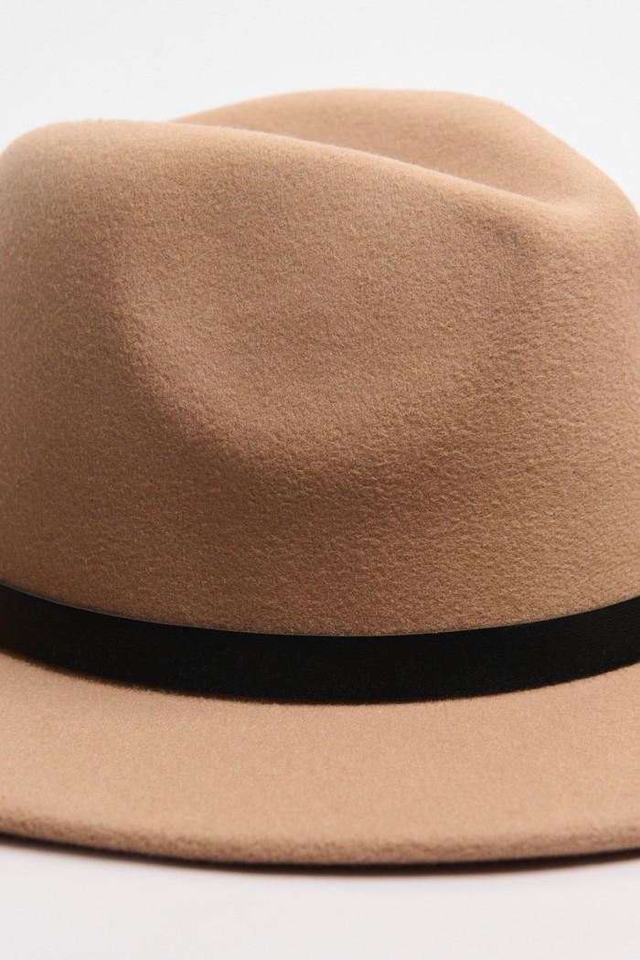 Sombrero kaki medio fedora con correa decorativa negra