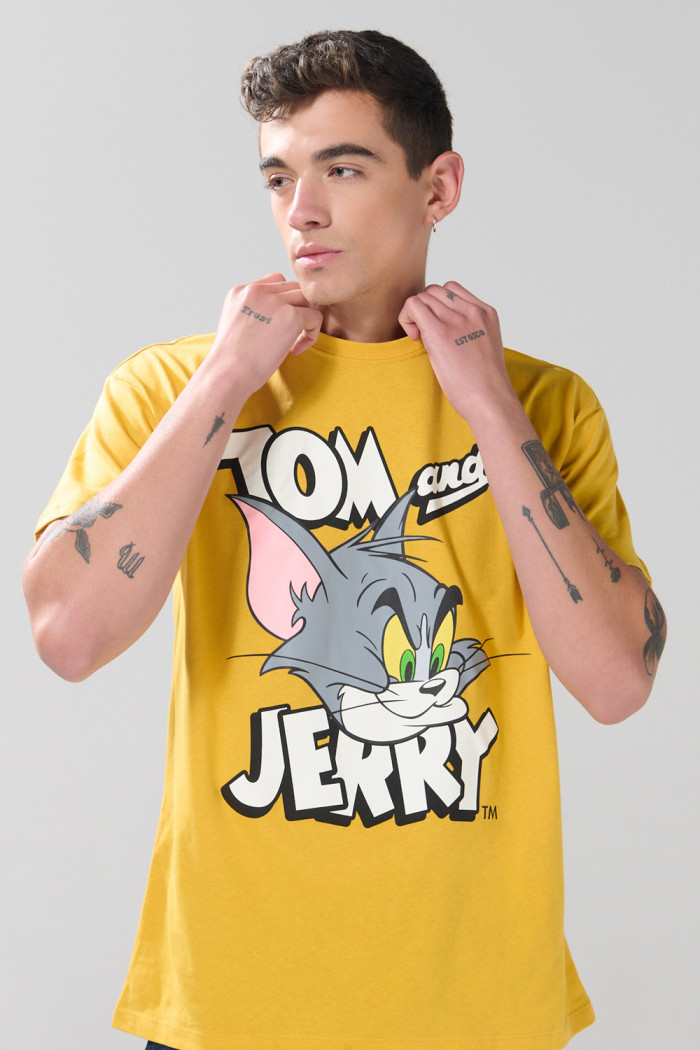 Camiseta de Tom y Jerry amarilla cuello redondo