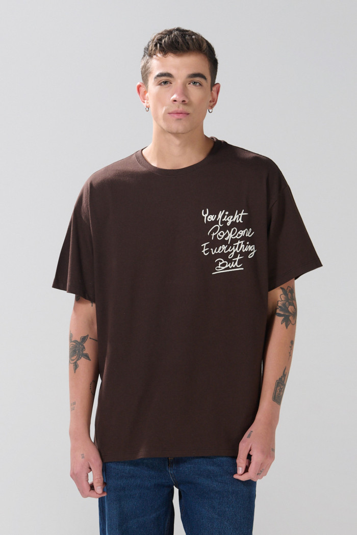 Camiseta manga corta oversize unicolor con textos estampados