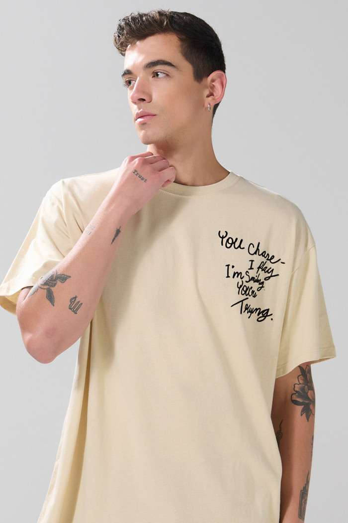 Camiseta manga corta oversize unicolor con textos estampados