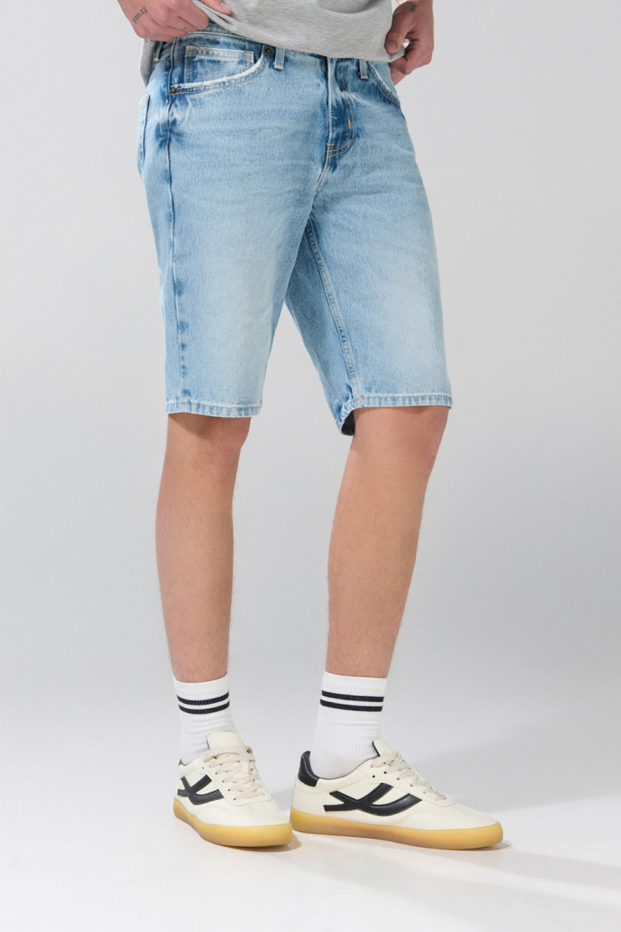 Bermuda de jean azul clara slim con bolsillos y tiro bajo