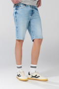 Bermuda de jean azul clara slim con bolsillos y tiro bajo