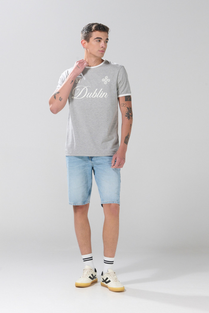 Bermuda de jean azul clara slim con bolsillos y tiro bajo