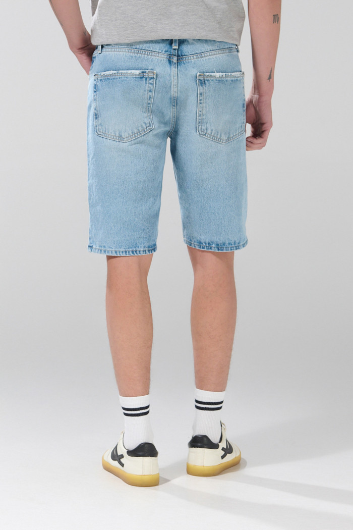 Bermuda de jean azul clara slim con bolsillos y tiro bajo