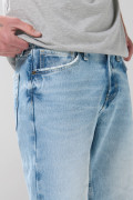 Bermuda de jean azul clara slim con bolsillos y tiro bajo