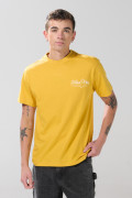 Camiseta amarilla oscura manga corta con texto college blanco