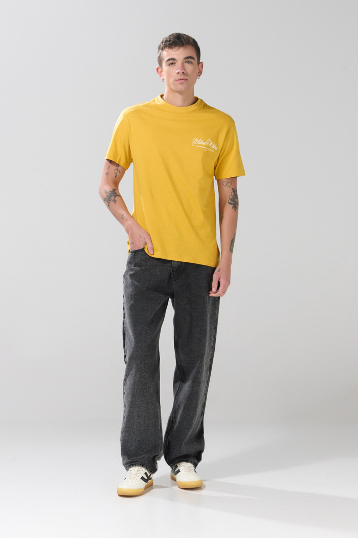Camiseta amarilla oscura manga corta con texto college blanco