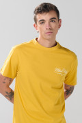 Camiseta amarilla oscura manga corta con texto college blanco