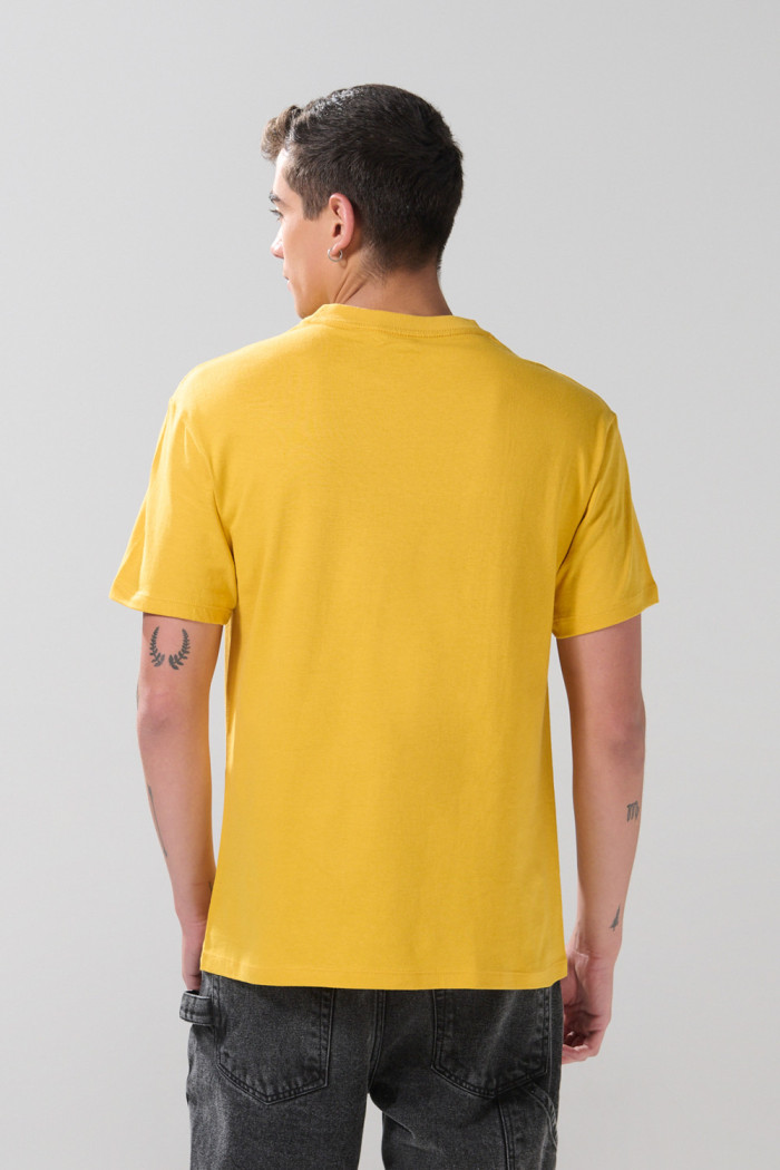 Camiseta amarilla oscura manga corta con texto college blanco