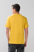 Camiseta amarilla oscura manga corta con texto college blanco
