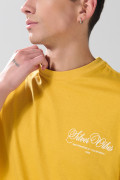 Camiseta amarilla oscura manga corta con texto college blanco