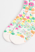 Medias cremas claras cortas con flores coloridas