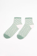Medias cortas verdes claras con rayas y flores blancas