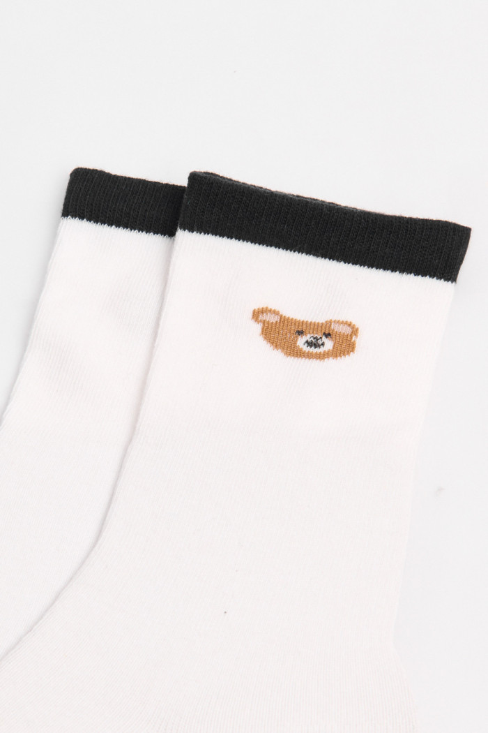 Medias largas cremas con contrastes y diseño de osito
