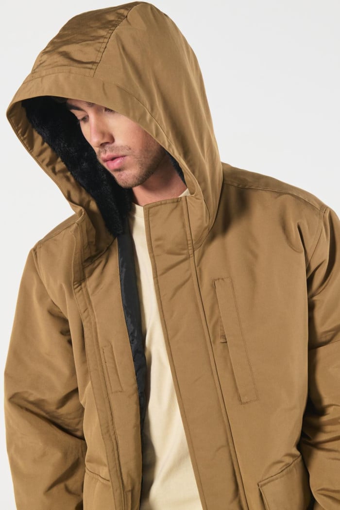 Chaqueta unicolor acolchada con capota y bolsillos de parche